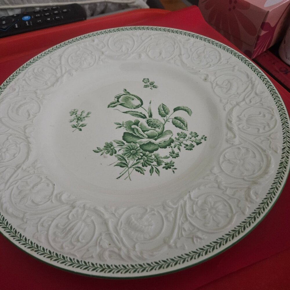 Wedgewood patrician plate in torbay green pattern embossed scroll border - Picture 4 of 6